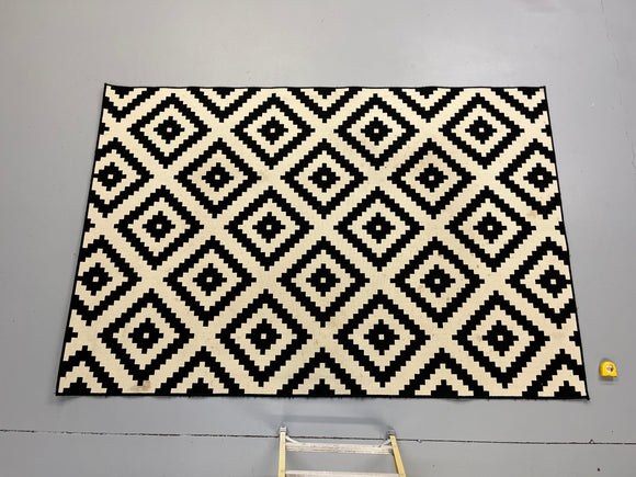 Black and White Rug - 117x79