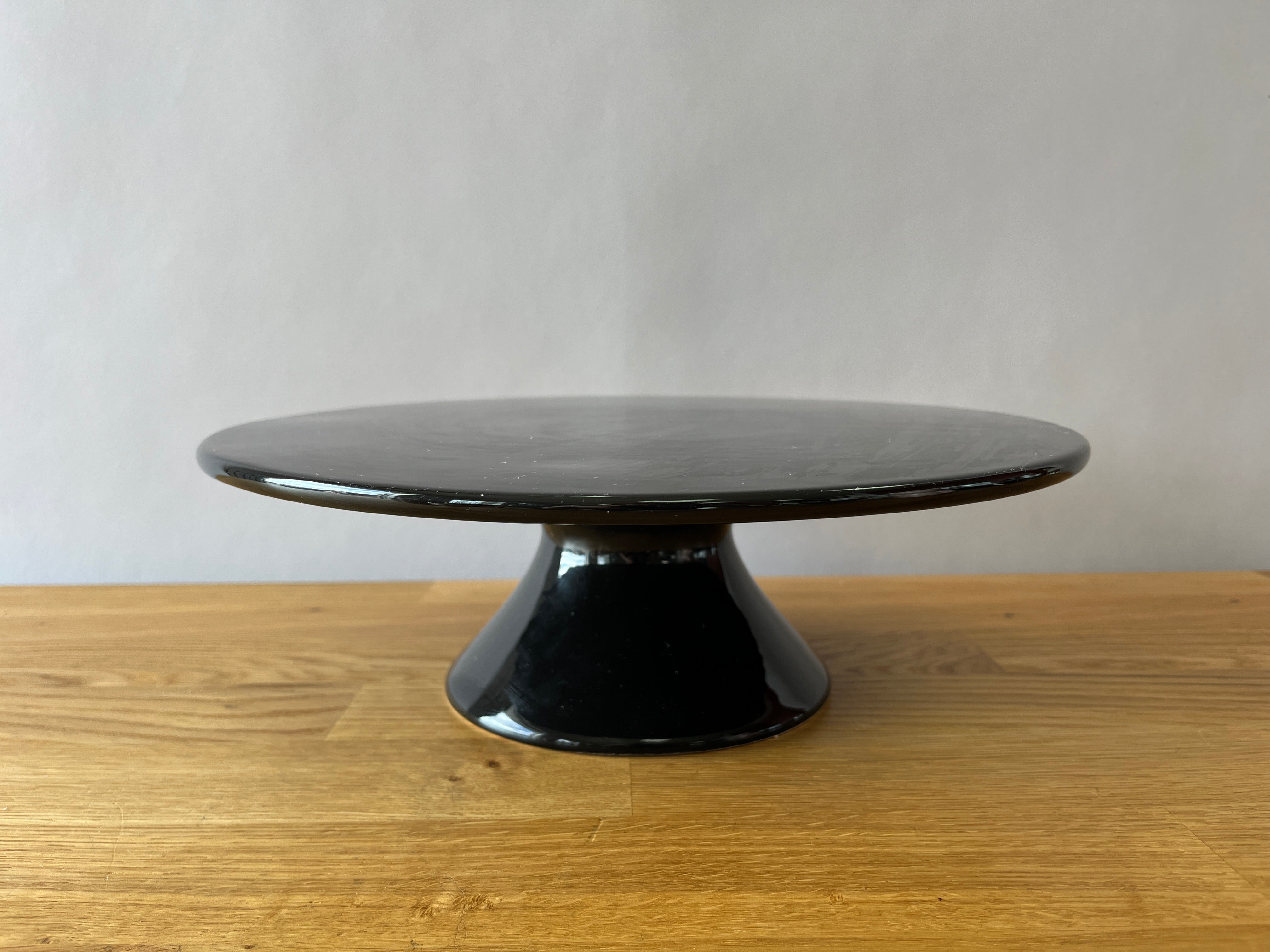 black cake stand