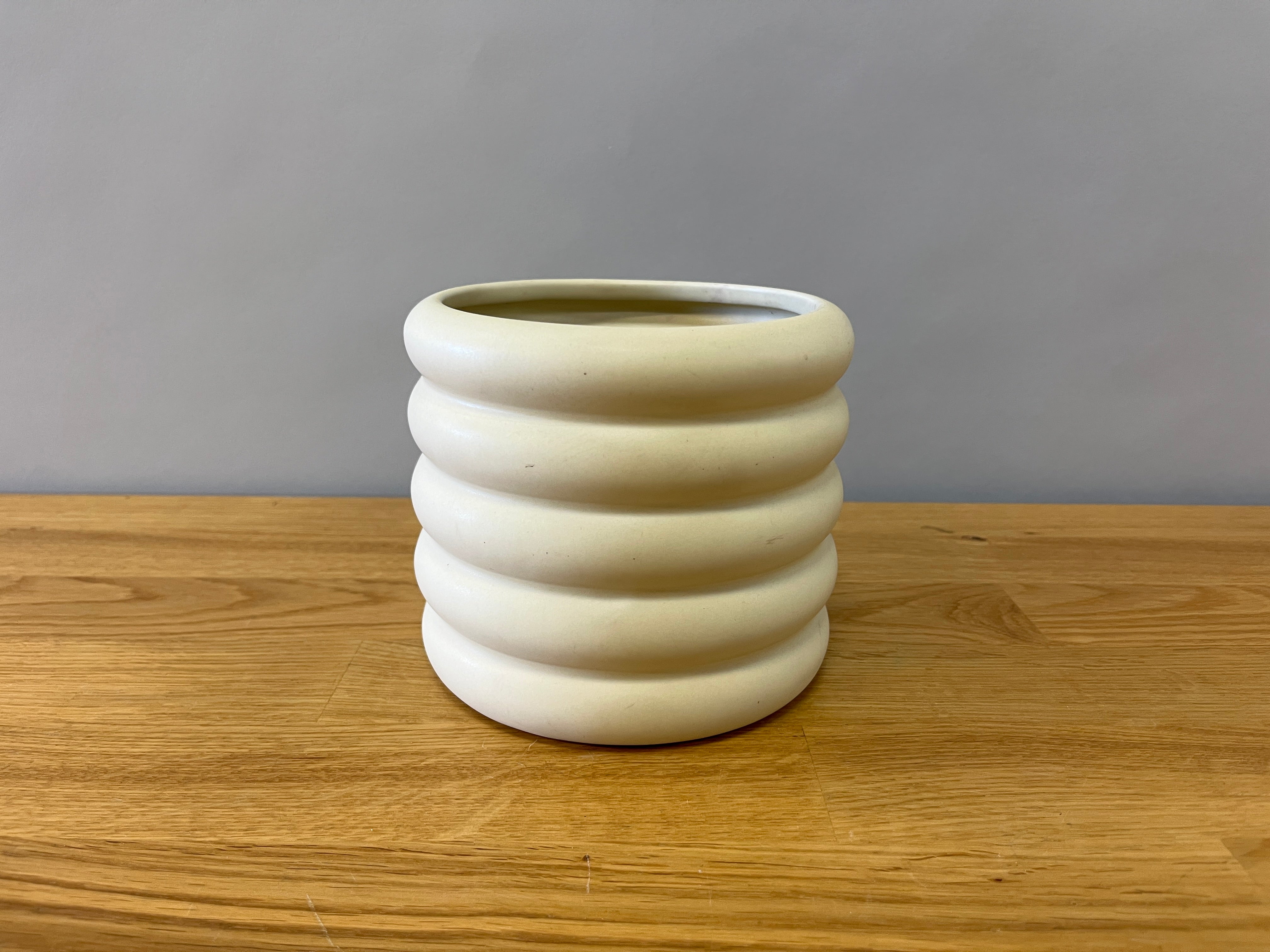 White Wavy Pot