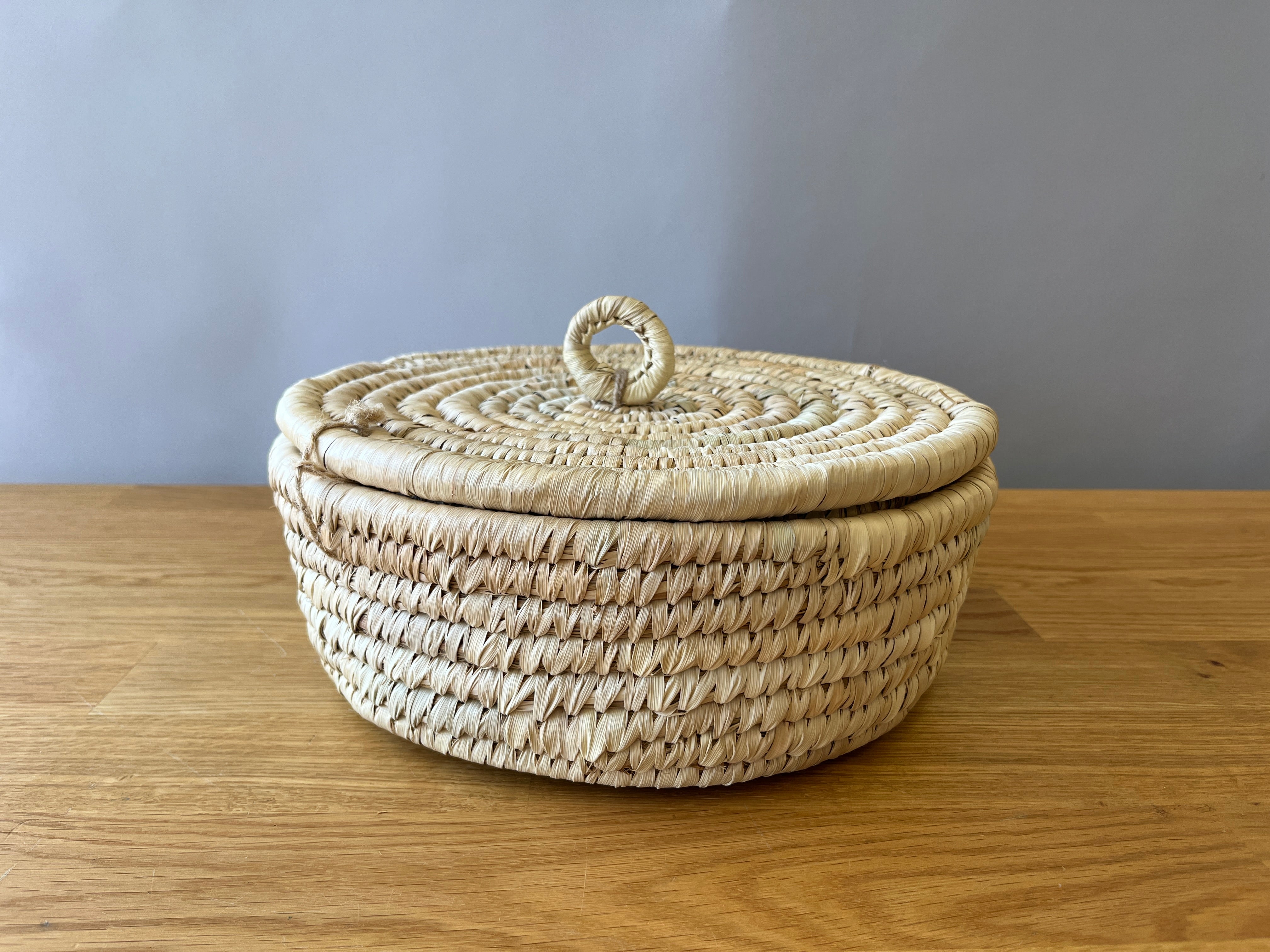 light whicker circular basket with lid